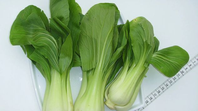 Cuál es la verdura rica en vitamina C y calcio que gana popularidad por sus beneficios para los huesos.