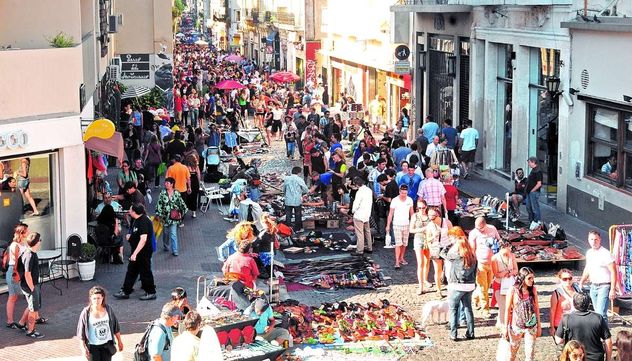 Un museo a cielo abierto Clásica e histórica, la Feria de San Telmo nació en 1970 por iniciativa del Museo de la Ciudad.