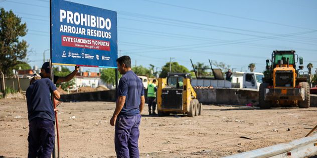 "Prohibido arrojar residuos". La Municipalidad recuperó un vertedero ilegal de residuos.