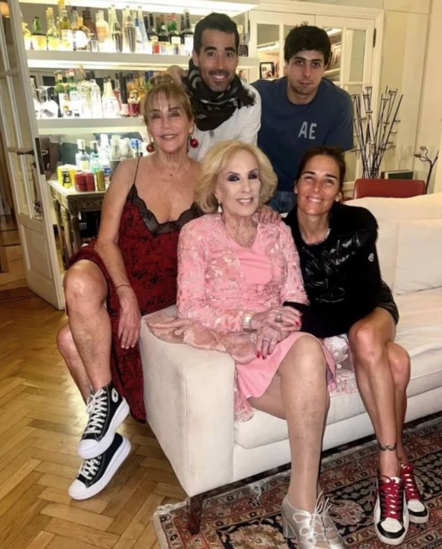 Así es la mansión de Marcela Tinayre en Barrio Parque donde fue el cumpleaños de Mirtha.