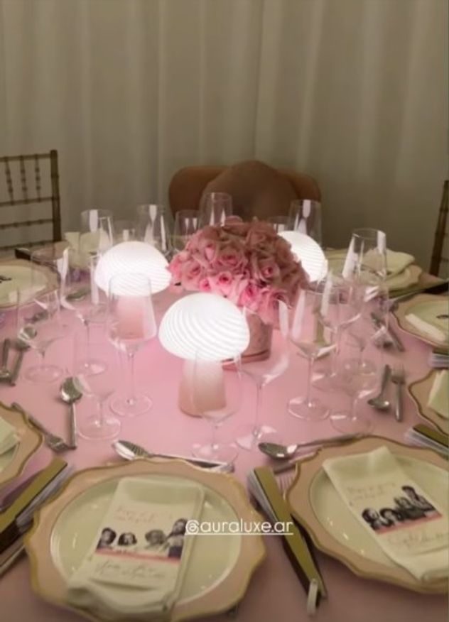 La lista de invitados estuvo compuesta por 73 personas que se distribuyeron en ocho mesas.