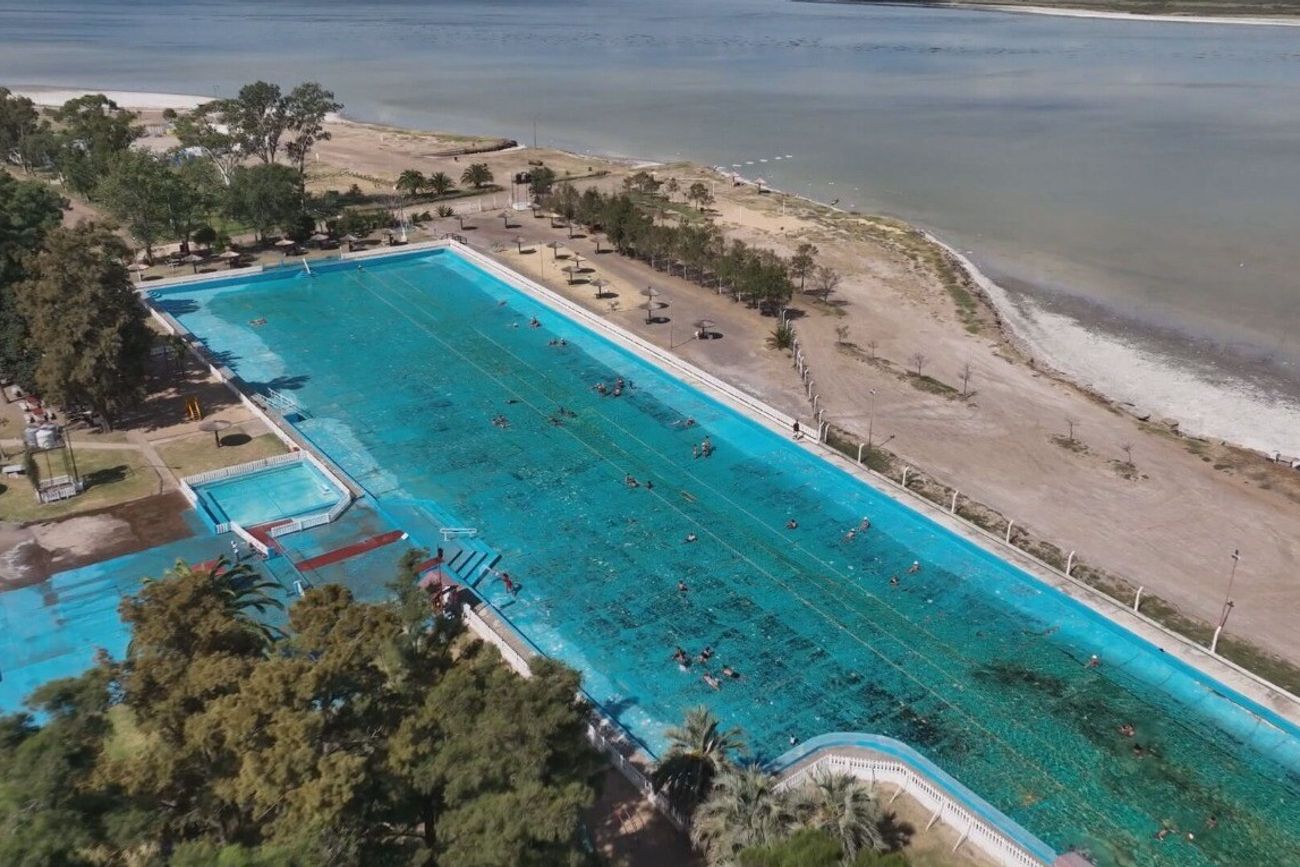 Teodelina: el oasis santafesino que alberga la pileta más grande de la Argentina.
