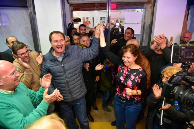 Elección 2022: Pedro Dellarossa le levanta la mano a Sara Majorel.