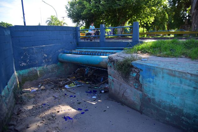 Los vecinos aseguran que el desagüe bajo la Av. Juan B. Justo es un foco de delincuencia.