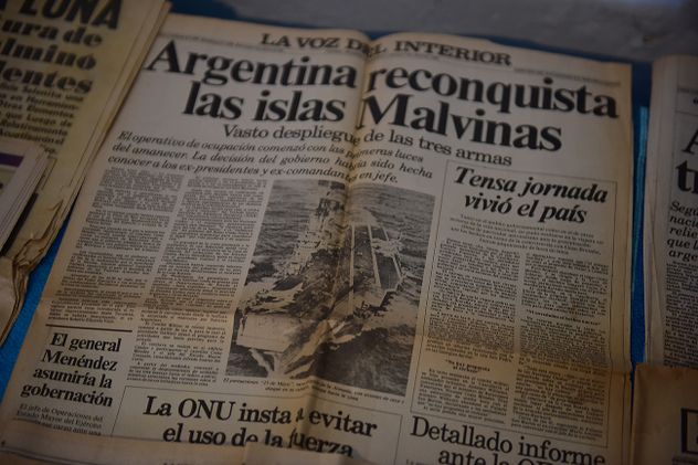 Norma Emilia Manjón de 85 años, tiene guardadas tapas icónicas de La Voz.. (José Gabriel Hernández / La Voz)