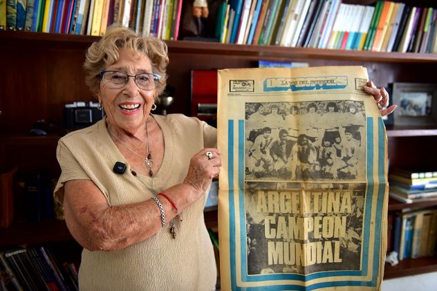 Norma Emilia Manjón, orgullo y emoción por guardar tapas icónicas de La Voz. (José Gabriel Hernández / La Voz)