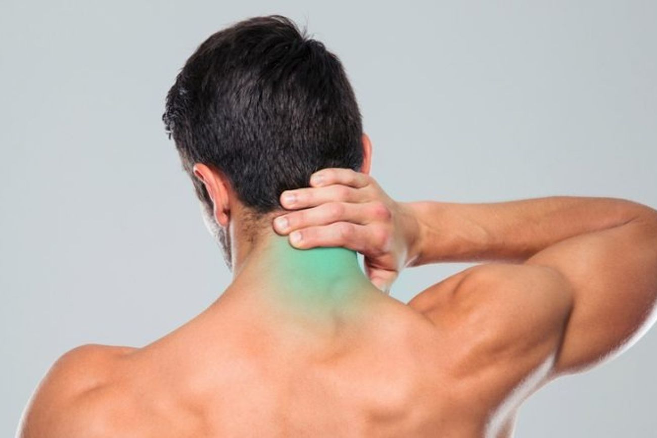 Dolor de cuello: los 3 hábitos recomendados por Harvard para prevenir molestias cervicales.