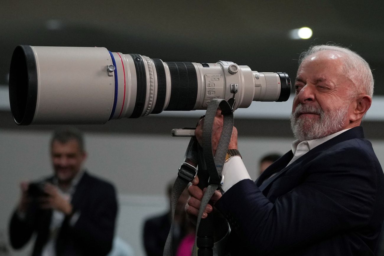 El presidente de Brasil, Luiz Inácio Lula da Silva, toma una foto durante una conferencia de prensa durante la COP30 de la ONU sobre el Clima.