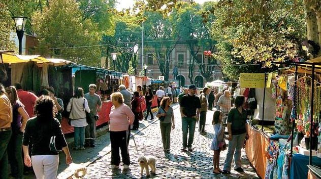 Para quienes buscan conectar con las raíces más profundas, la Feria de Mataderos está cada domingo.