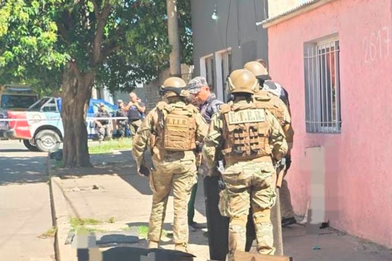 Detuvieron a un hombre con pedido de captura que se atrincheró en su casa: era buscado por violencia familiar.
