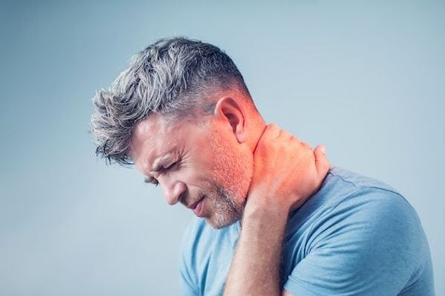 Dolor de cuello: los 3 hábitos recomendados por Harvard para prevenir molestias cervicales.