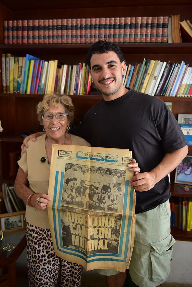 Norma Emilia Manjón, de 85 años, junto a sus nietos Francisco Altamirano. (José Gabriel Hernández / La Voz)