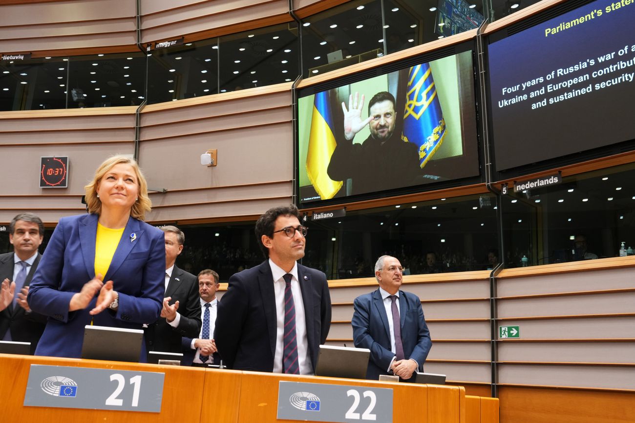 La secretaria europea de Soberanía Tecnológica, Seguridad y Democracia, Henna Maria Virkkunen (izquierda), y el comisario europeo de Prosperidad y Estrategia Industrial, Stéphane Séjourné (centro), escuchan el discurso del presidente de Ucrania, Volodimir Zelenski, vía videoconferencia, durante una sesión plenaria extraordinaria celebrada con motivo del cuarto aniversario de la invasión rusa de Ucrania, en el Parlamento Europeo en Bruselas