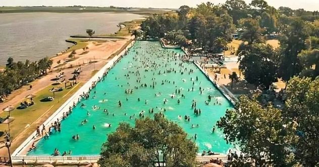 A solo 350 kilómetros de la Ciudad de Buenos Aires, esta localidad de 10.000 habitantes se transforma cada verano en un polo turístico gracias a "El Edén".