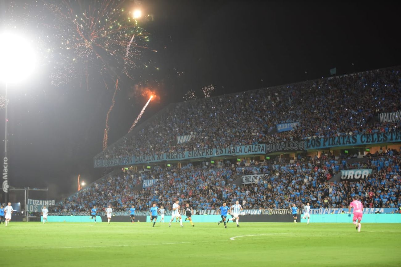 La gente del Pirata y su aguante al equipo.
