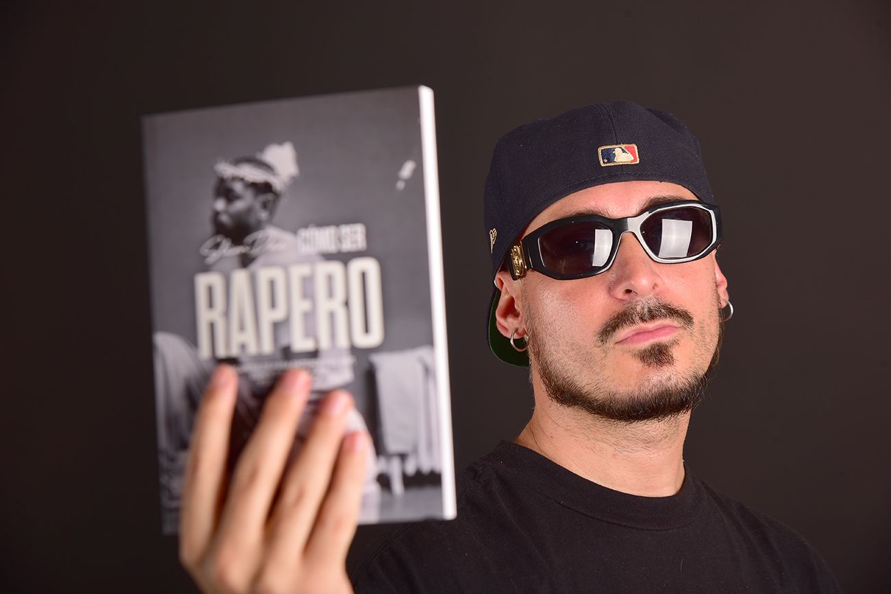 	El artista cordobés Slim Dee presenta su primer libro "Cómo ser rapero”  
Foto: Pedro Castillo / La Voz 