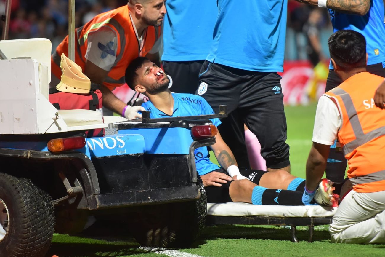 La impactante lesión de Lisandro López en Belgrano-Atlético Tucumán. (Javier Ferreyra / La Voz)