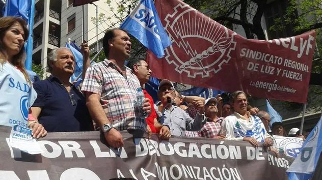 Protesta trabajadores estatales de Córdoba.