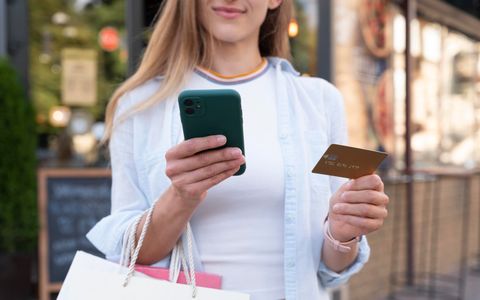 Del banco al celular: la mayoría de los usuarios opera en un ecosistema donde conviven bancos, tarjetas y aplicaciones. (La Voz/Archivo)