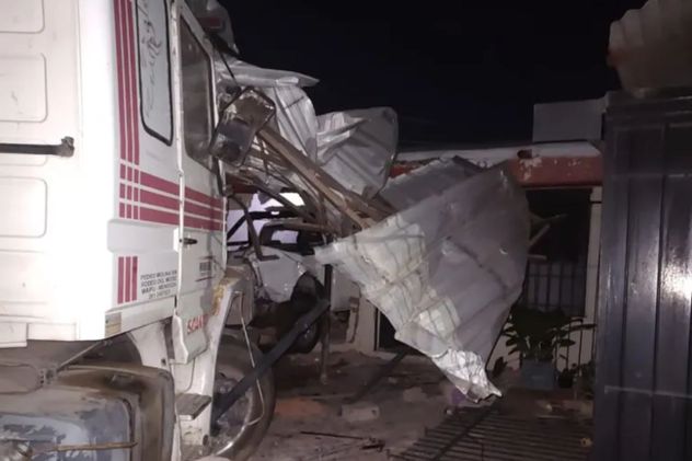 Mendoza: un camión perdió el control y despertó a una pareja tras incrustarse en la habitación donde dormían. (Gentileza El Sol)