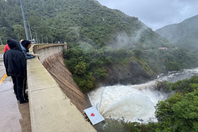 Dique San Roque. También libera aguas por válvulas de evacación por estos días y no solo por su embudo.(La Voz)