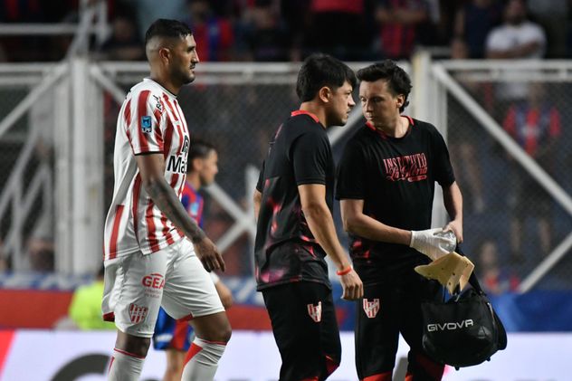 Jonathan Galván sale reemplazado por lesión en Instituto vs. San Lorenzo. (Fotobaires).