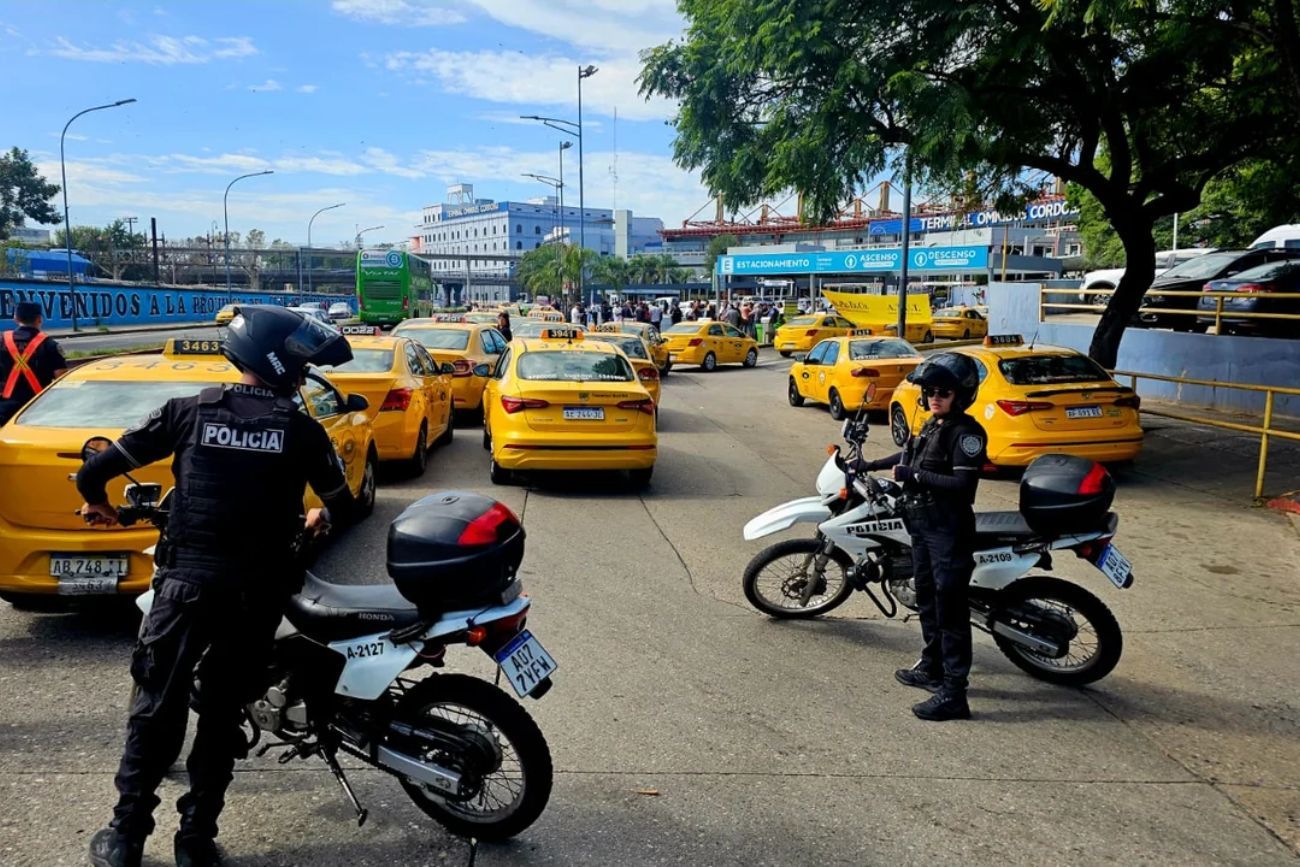 Taxistas protestaron en la Terminal de Córdoba: reclamaron falta de controles a Uber y Cabify