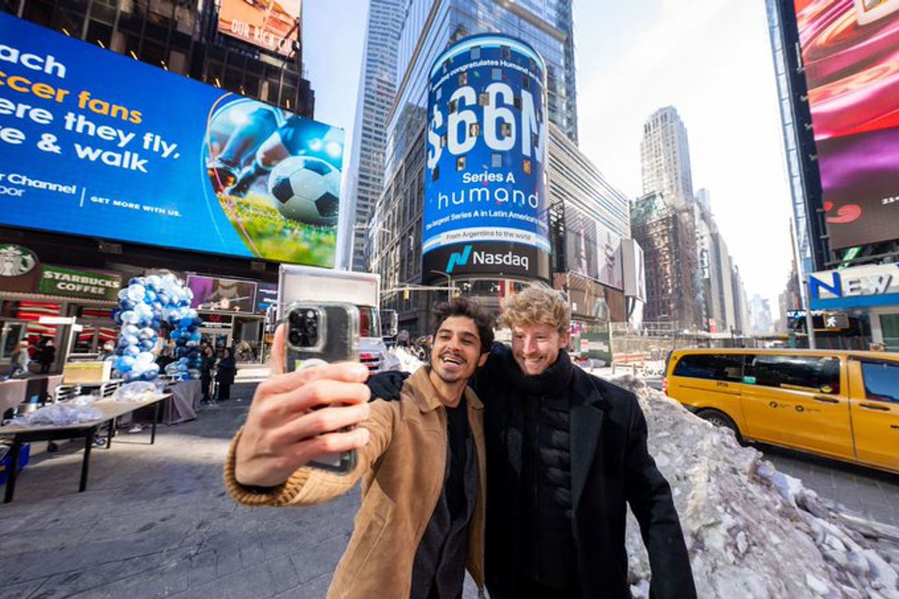 Gerónimo Maspero y Nicolás Benenzon, cofundadores de Humand, festejaron la cifra a la que llegaron en Nueva York. (Humand)