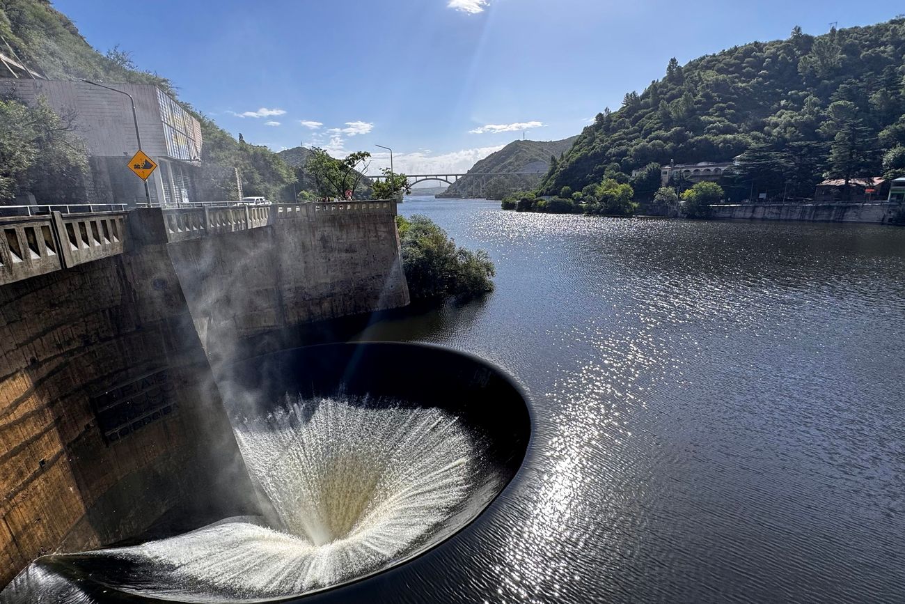 El dique San Roque, sobre el nivel del vertedero actualmente. Eroga aguas por su embudo (La Voz) 