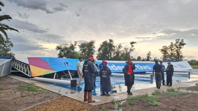 Derrumbe de polideportivo social en Miramar de Ansenuza.
