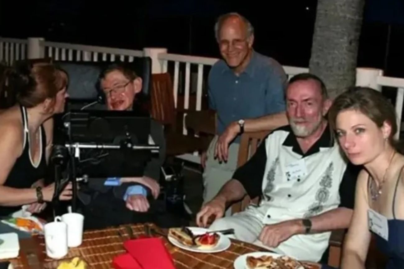 La familia de Stephen Hawking aclaró el origen de la polémica foto en los archivos de Jeffrey Epstein