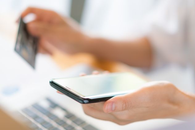 Del banco al celular: el 40% cobra el sueldo y lo mueve en 48 horas a billeteras virtuales.