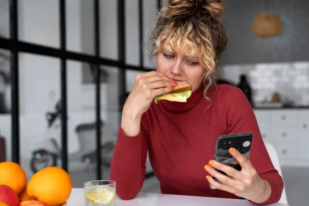 Casi todos usan el celular mientras comen y un estudio advierte que eso reduce la alegría en un 32%