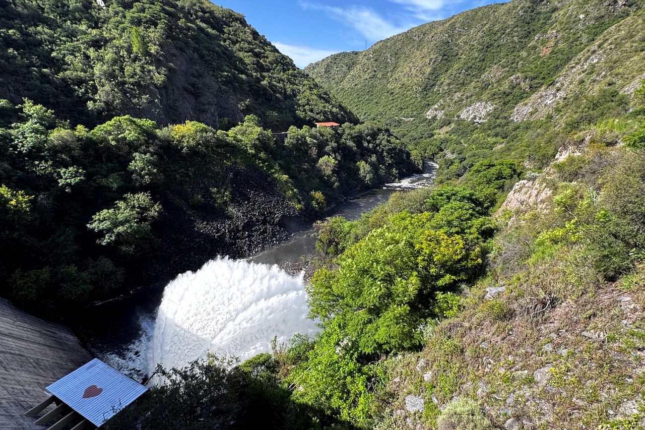 El Dique San Roque presenta su estado de agua por sobre el nivel del vertedero. Turistas mirando la cola de novia y el espectáculo del embudo. (La Voz)