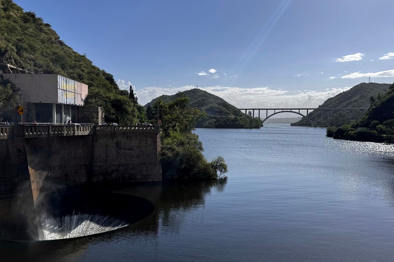 El Dique San Roque eroga aguas por su vertedero desde marzo. Ahora está 11 centímetros por arriba, un nivel inusual para junio. 