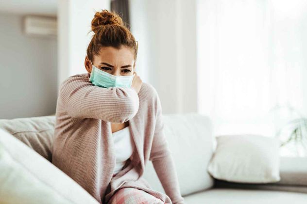 Incluso cuando la fiebre baja y el test vuelve a salir negativo, hay personas que siguen sintiéndose como si no hubieran terminado de curarse tras un Covid-19 leve.