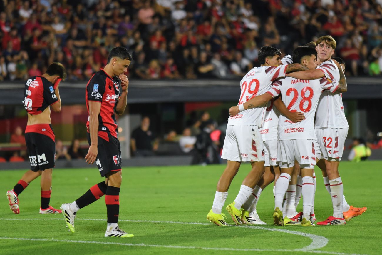 Estudiantes, en el debut del Cacique Medina como DT, se impuso a Newell's en Rosario. (Fotobaires)