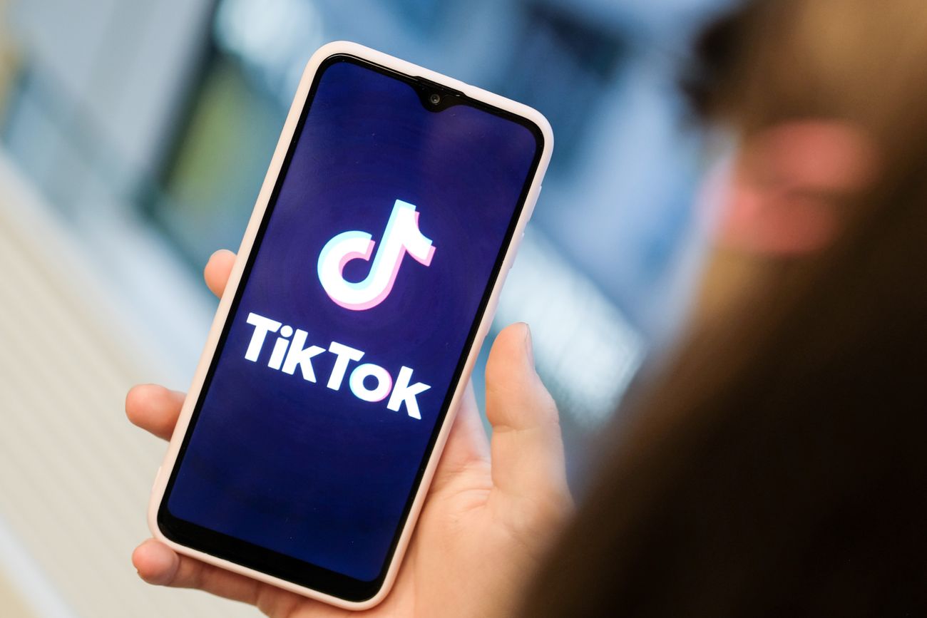 Tecnología. Logos de empresas: TikTok, Meta, X, Google, Open AI, Facebook, Instagram, YouTube.