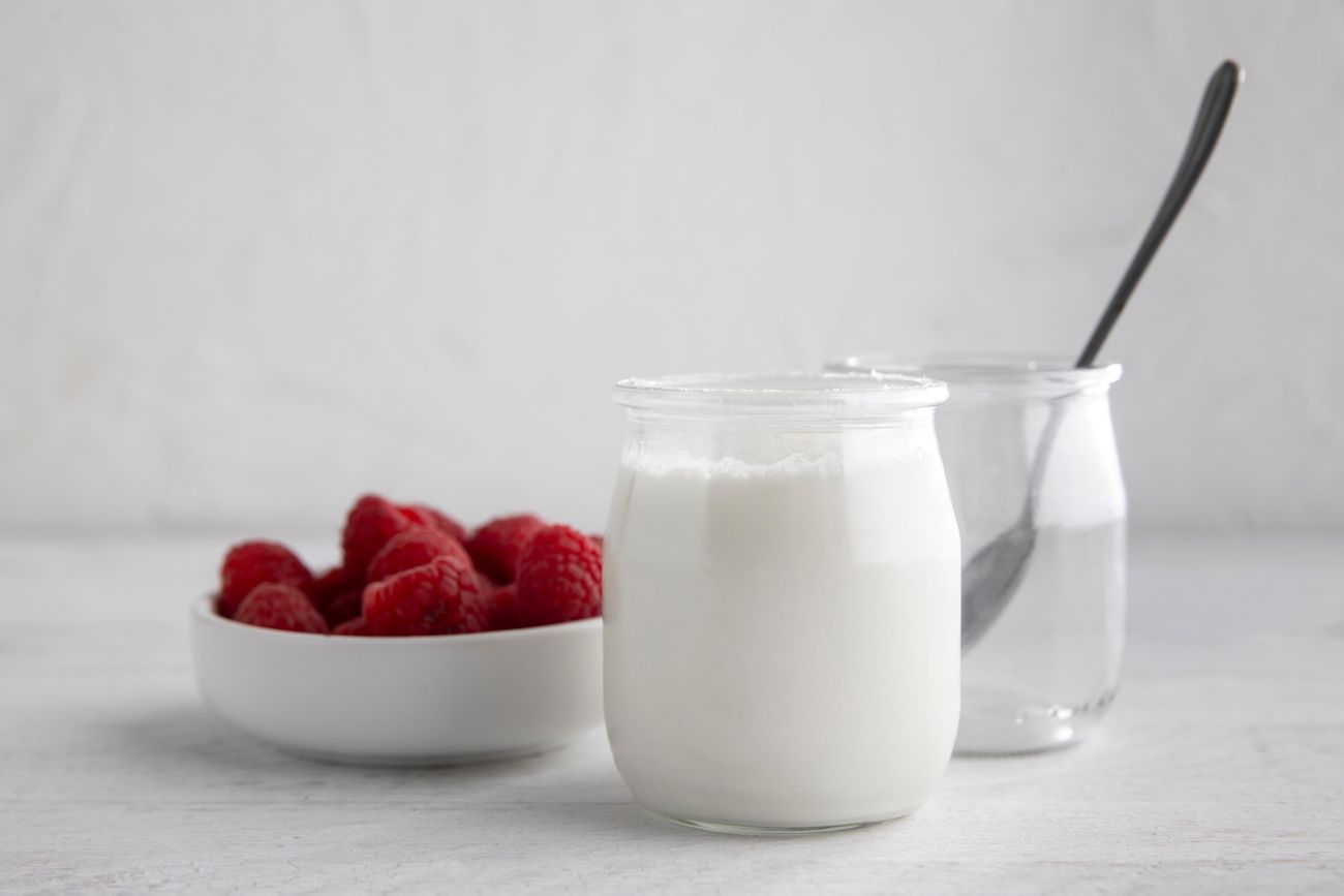 Tres recetas saludables con yogur natural para variar tus meriendas.