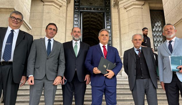 El gobernador Martín Llaryora, acompañado por funcionarios provinciales, luego de una de las audiencias con la Anses, en la Corte Suprema de Justicia. (La Voz / Archivo) 