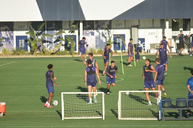 Entrenamiento de Talleres con Carlos Tevez. (La Voz)
