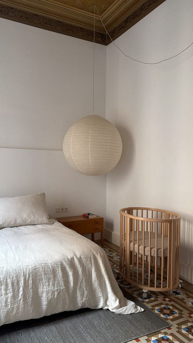 La pareja eligió una cuna Montessori, un diseño que marca tendencia.