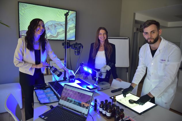 Bárbara y Milagros Heyd Murad, junto a Mario Álvarez Cordeiro, del laboratorio dedicado a análisis forense y documentología de +Latina. (José Gabriel Hernández / La Voz)