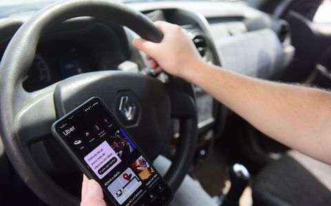 La Justicia uruguaya reconoce relación laboral y obliga a Uber a pagar aguinaldo y vacaciones a choferes.