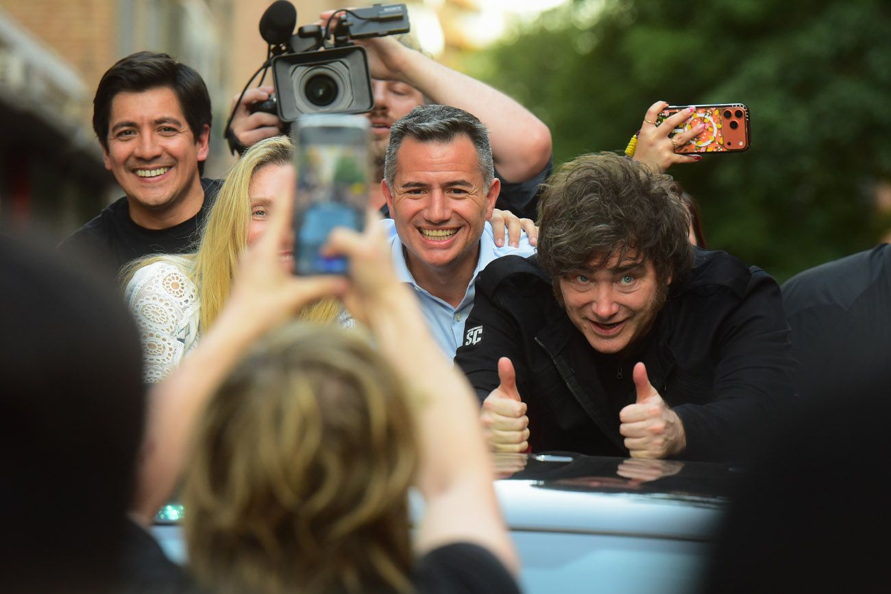 Javier Milei y Gabriel Bornoroni en una recorrida por Nueva Córdoba, en 2025. 