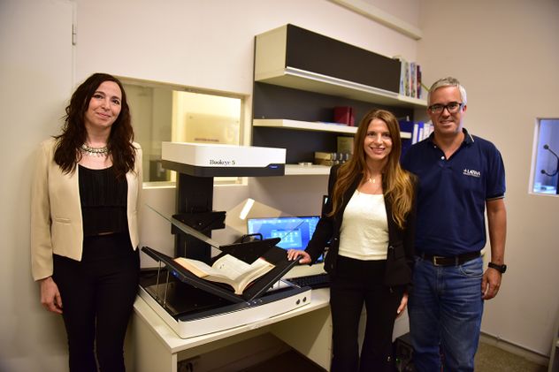 Bárbara y Milagros Heyd Murad, junto al gerente de Más Latina, Carlos Vélez, en el área de Digitalización. (José Gabriel Hernández / La Voz)