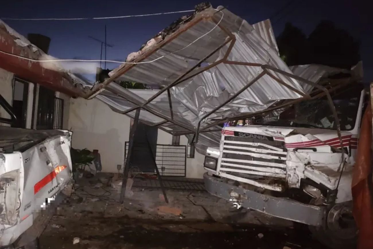 Mendoza: un camión perdió el control y despertó a una pareja tras incrustarse en la habitación donde dormían. (Gentileza El Sol)
