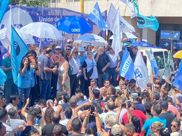 Protesta de estatales de Córdoba contra los descuentos a los sueldos y jubilaciones aplicados por el Gobierno de Martín Llaryora.