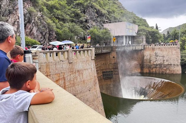 Dique San Roque. Desde el verano luce  con alto nivel de agua. Aun sigue superando en junio su embudo de evacuación.  