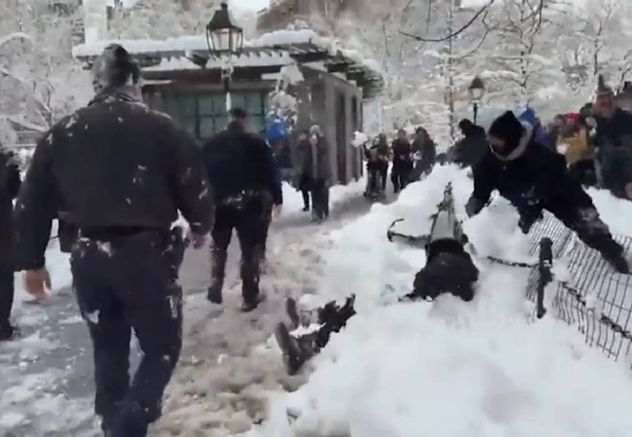 Guerra de bola de nieves con policías de Nueva York.